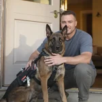 Pour rester avec son Malinois de mission, ce maître-chien l’adopte et lui offre une retraite dorée