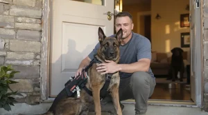Pour rester avec son Malinois de mission, ce maître-chien l’adopte et lui offre une retraite dorée